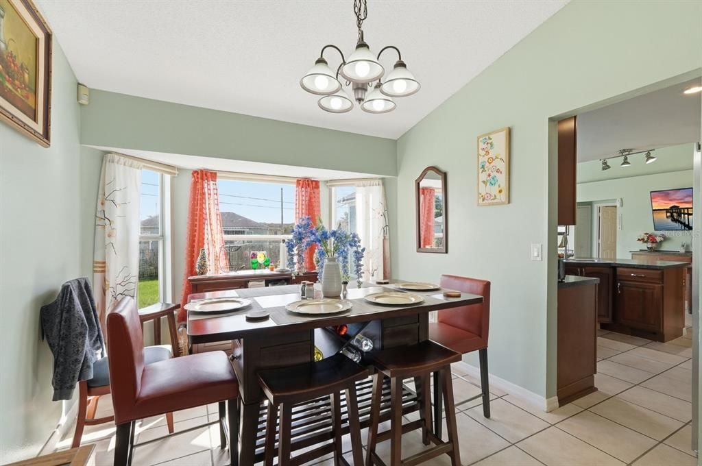 合同活跃: $325,000 (4 贝兹, 2 浴室, 1701 平方英尺)