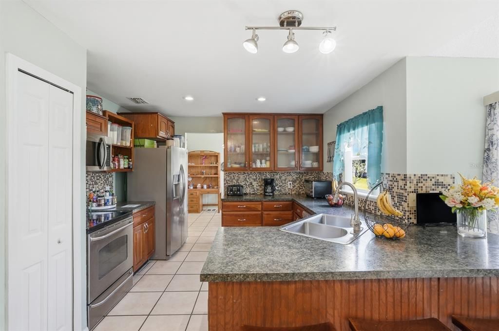 合同活跃: $325,000 (4 贝兹, 2 浴室, 1701 平方英尺)