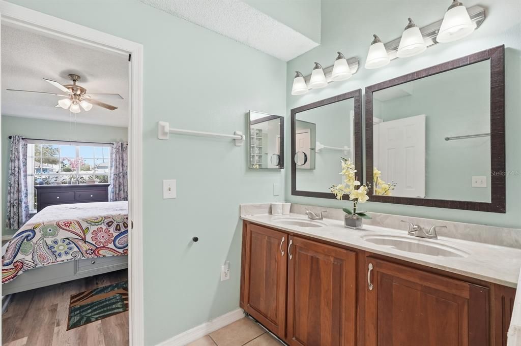 合同活跃: $325,000 (4 贝兹, 2 浴室, 1701 平方英尺)