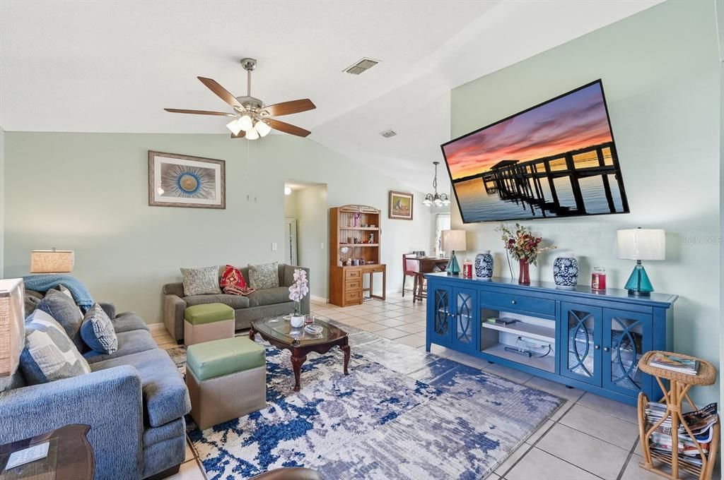 合同活跃: $325,000 (4 贝兹, 2 浴室, 1701 平方英尺)