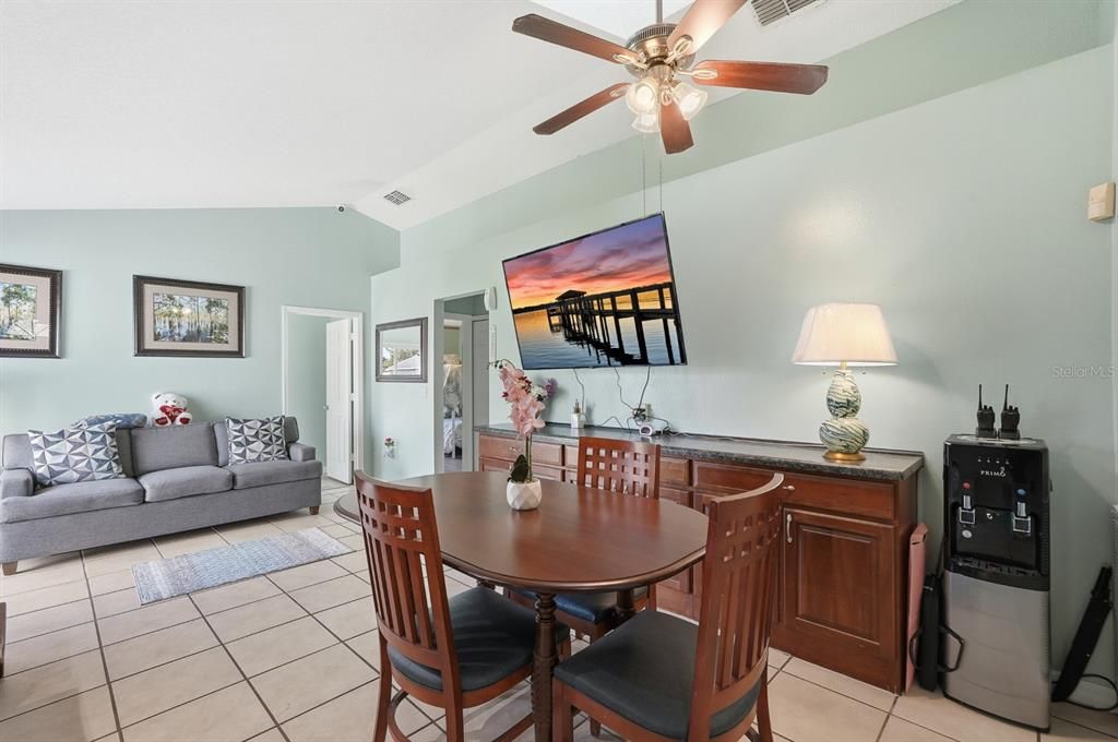 合同活跃: $325,000 (4 贝兹, 2 浴室, 1701 平方英尺)