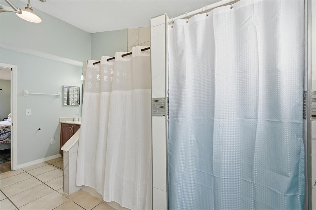 合同活跃: $325,000 (4 贝兹, 2 浴室, 1701 平方英尺)