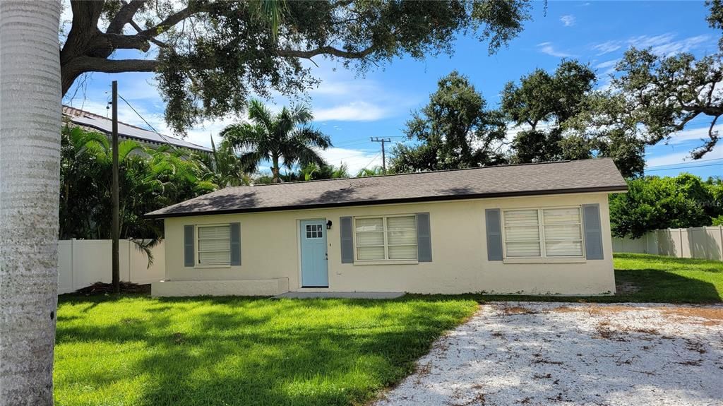 For Rent: $4,800 (2 beds, 1 baths, 1300 Square Feet)