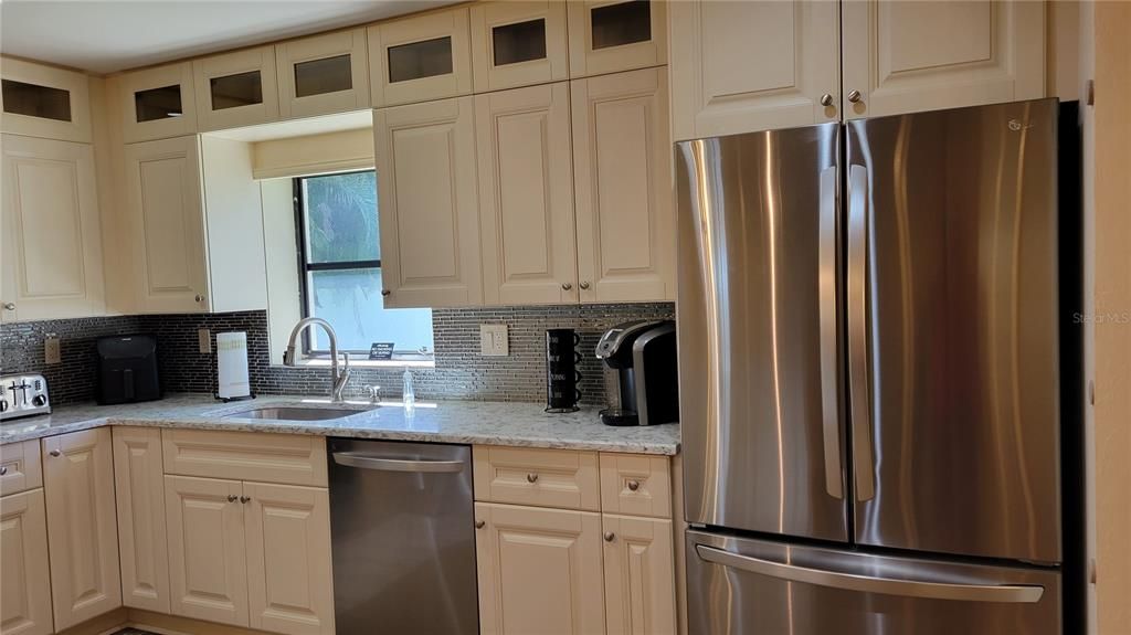 For Rent: $4,800 (2 beds, 1 baths, 1300 Square Feet)