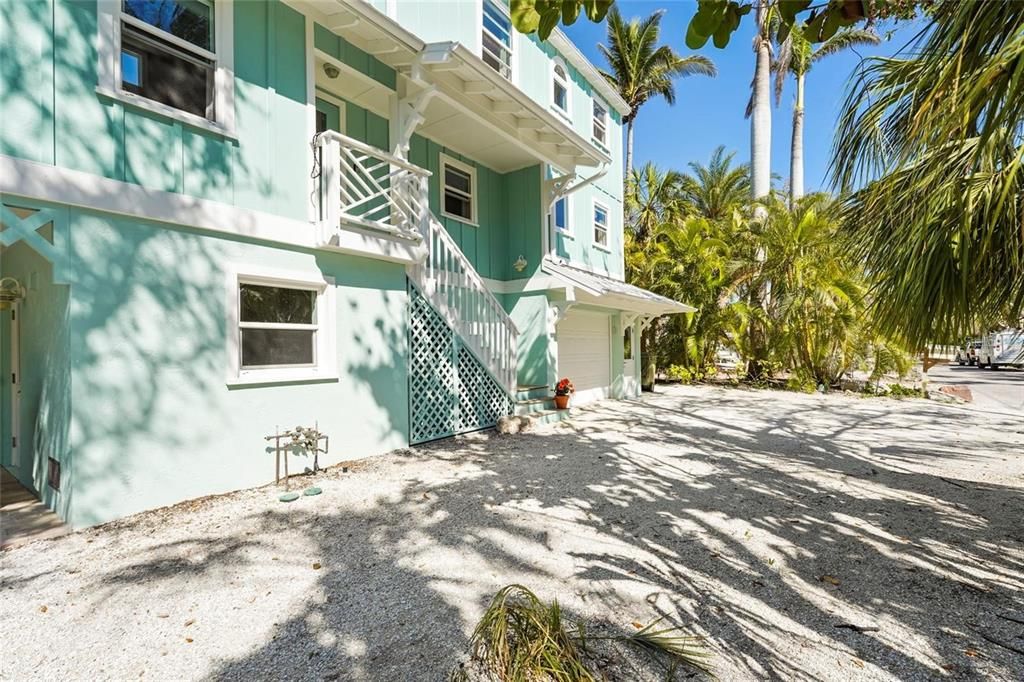 For Sale: $1,575,000 (3 beds, 3 baths, 2214 Square Feet)