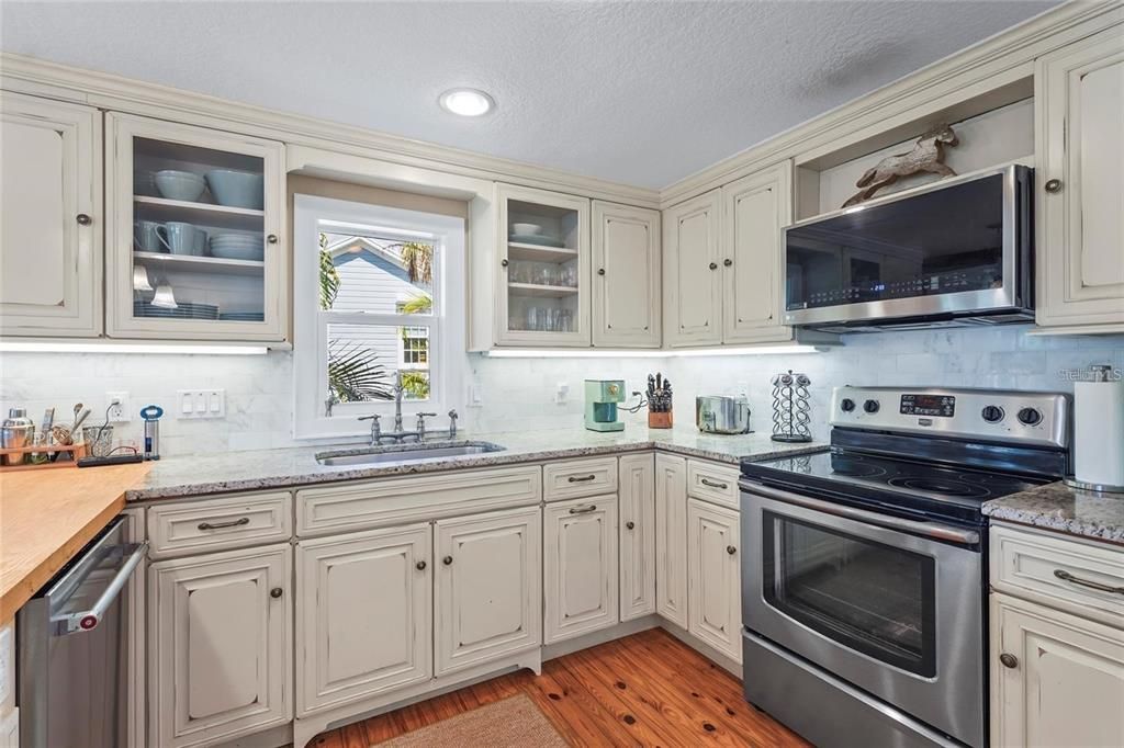 For Sale: $1,575,000 (3 beds, 3 baths, 2214 Square Feet)