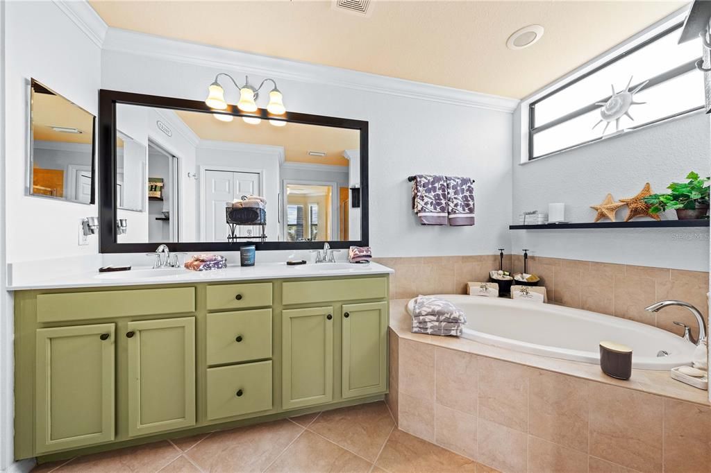 For Sale: $385,000 (2 beds, 2 baths, 1716 Square Feet)