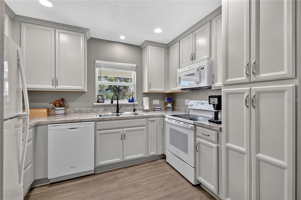 Active With Contract: $315,000 (2 beds, 1 baths, 1338 Square Feet)