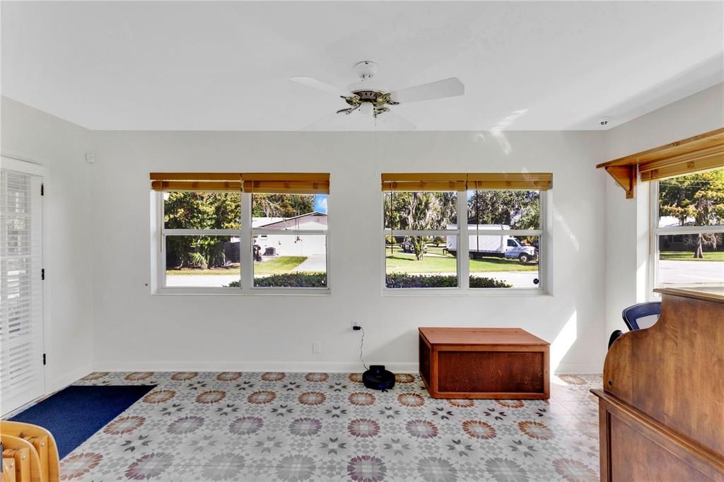 Active With Contract: $315,000 (2 beds, 1 baths, 1338 Square Feet)