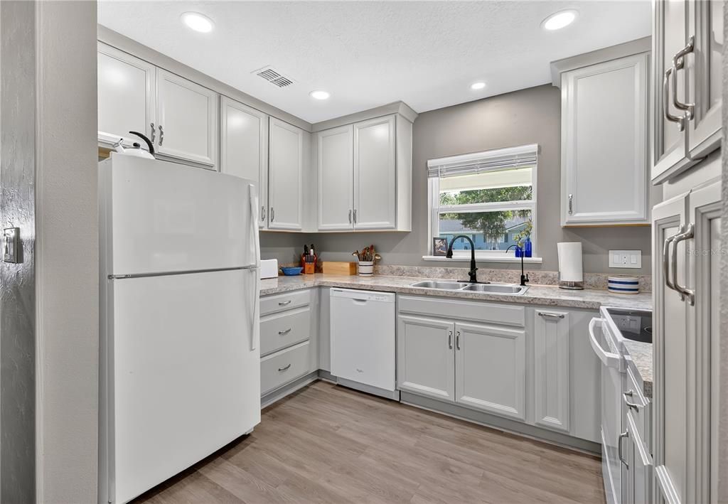 Active With Contract: $315,000 (2 beds, 1 baths, 1338 Square Feet)