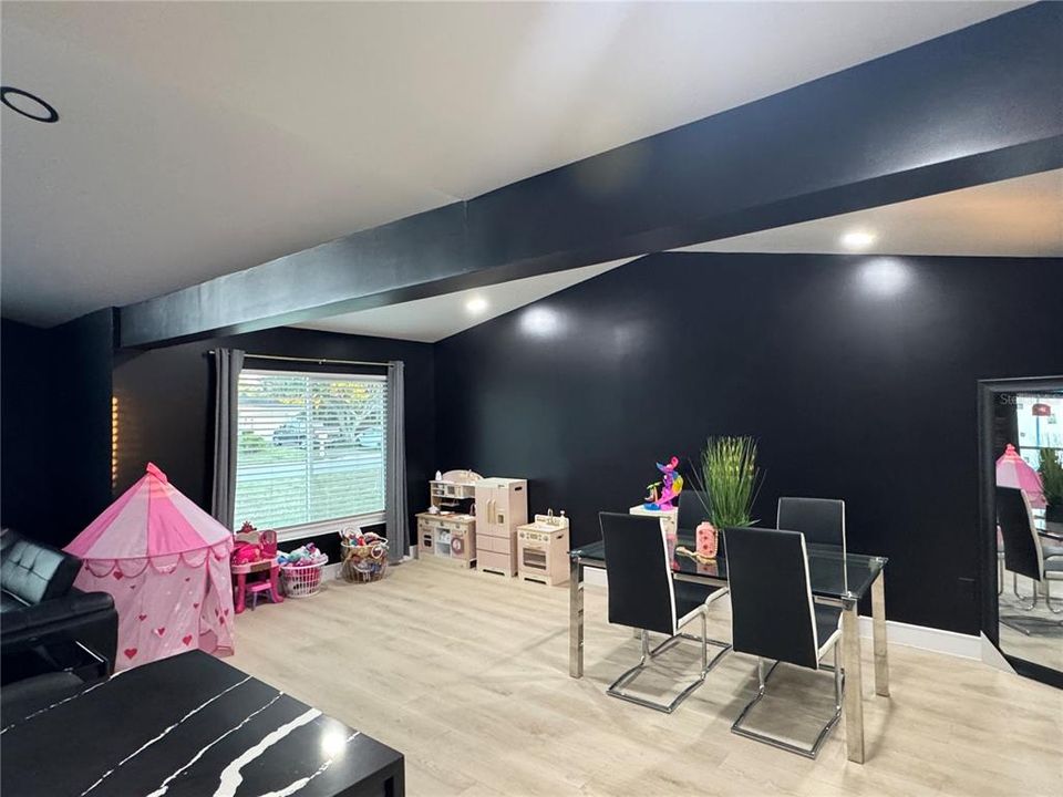 Active With Contract: $340,000 (3 beds, 2 baths, 1413 Square Feet)