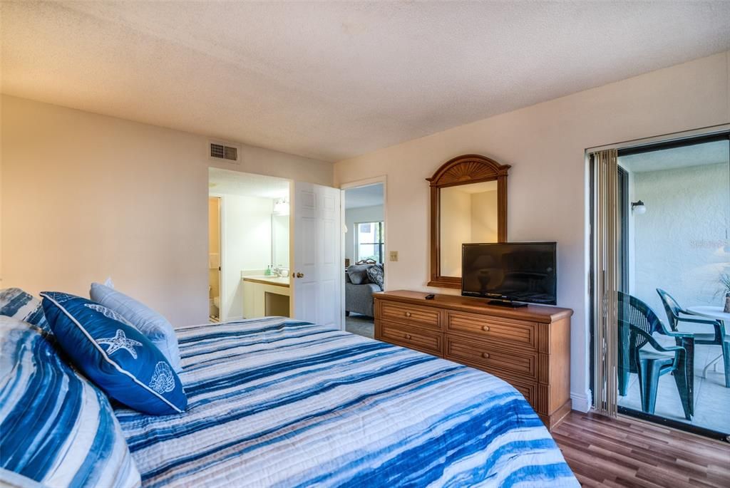 For Sale: $265,000 (2 beds, 2 baths, 1174 Square Feet)