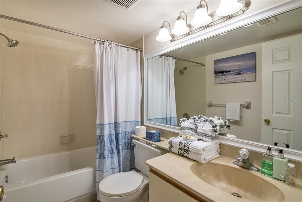 For Sale: $265,000 (2 beds, 2 baths, 1174 Square Feet)