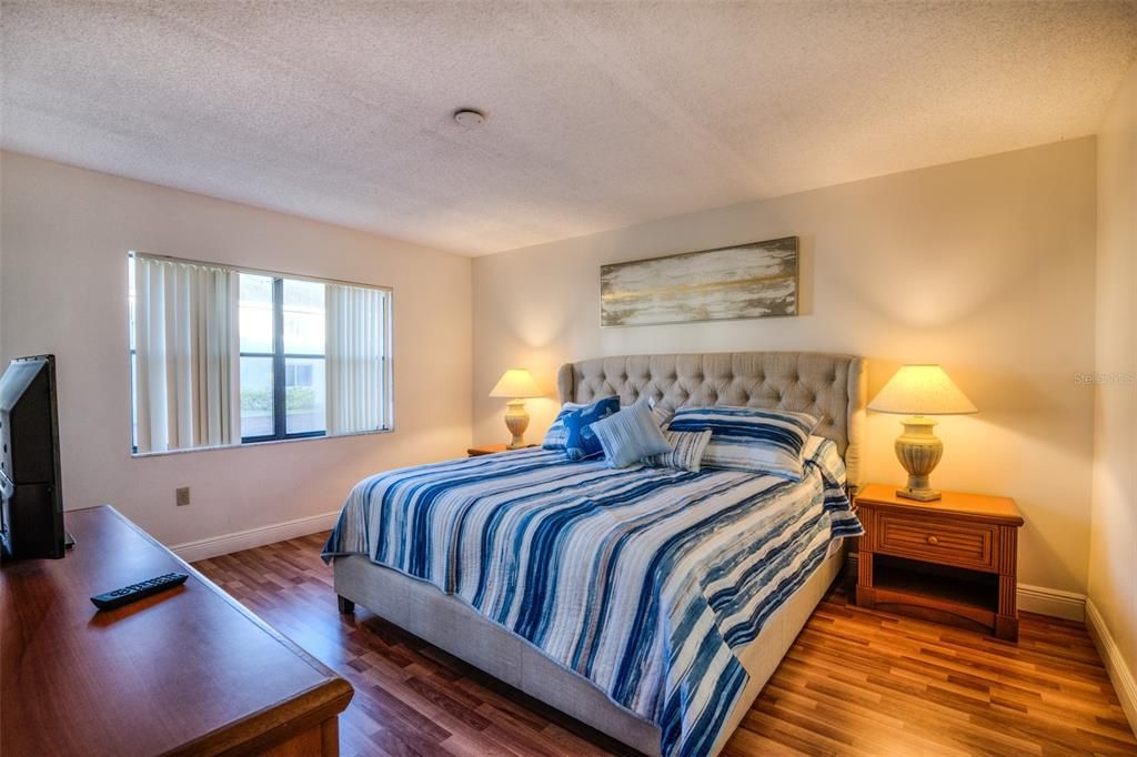 For Sale: $265,000 (2 beds, 2 baths, 1174 Square Feet)