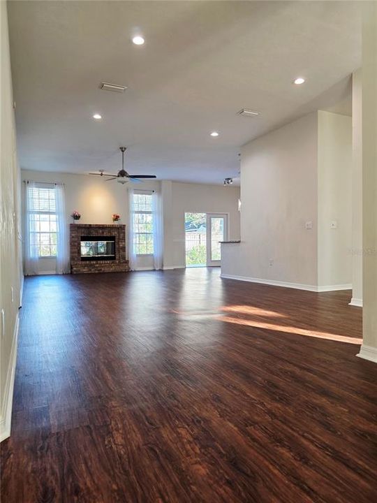 Active With Contract: $370,000 (4 beds, 2 baths, 2178 Square Feet)