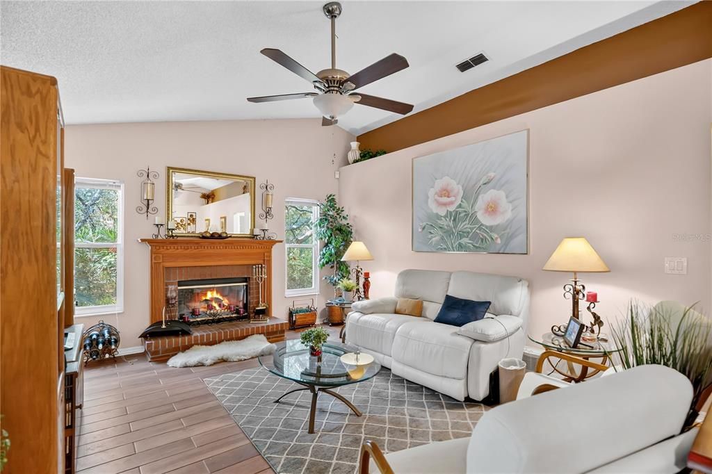 For Sale: $400,000 (3 beds, 2 baths, 1647 Square Feet)