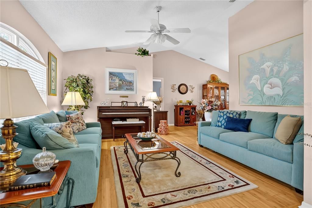 For Sale: $400,000 (3 beds, 2 baths, 1647 Square Feet)