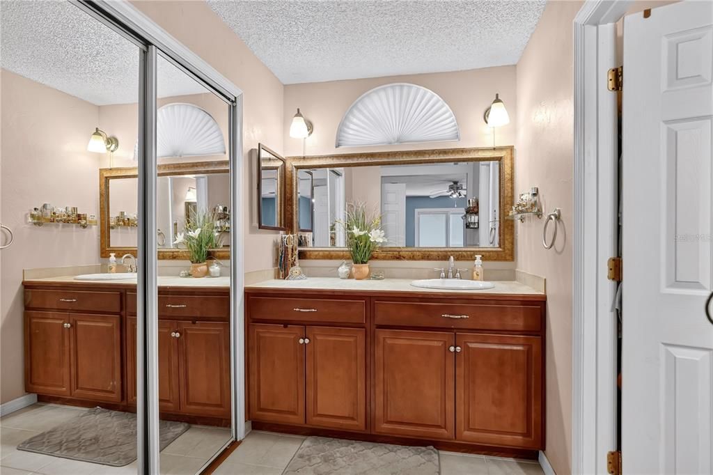 For Sale: $400,000 (3 beds, 2 baths, 1647 Square Feet)