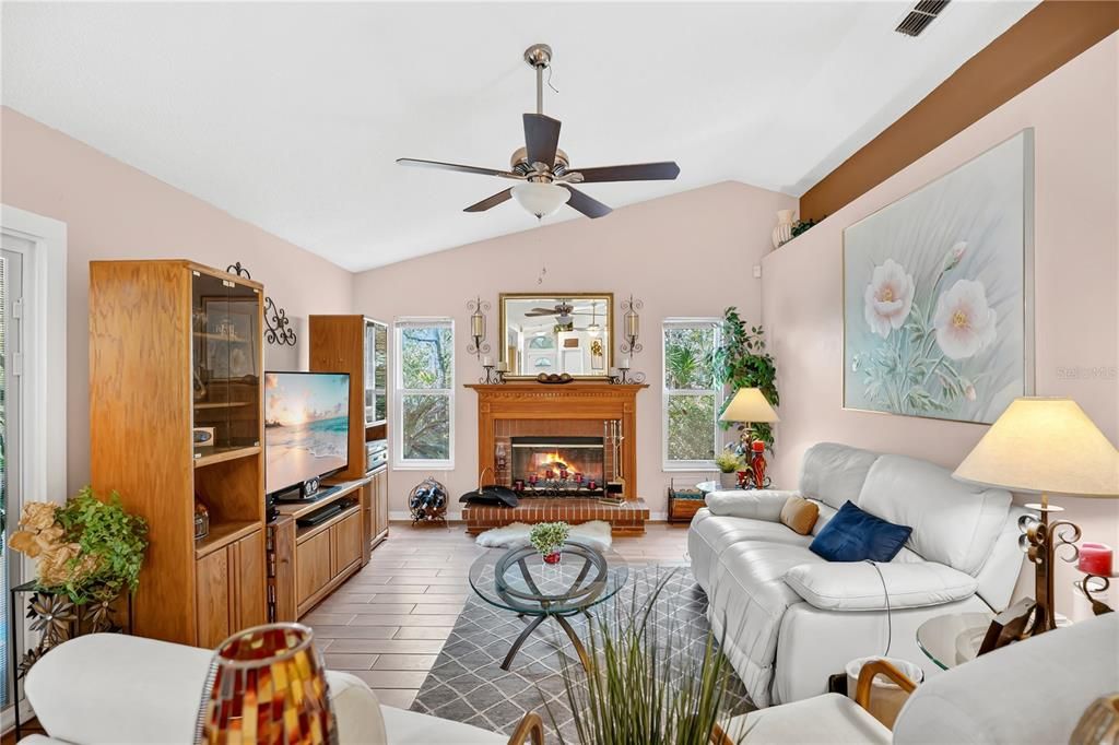 For Sale: $400,000 (3 beds, 2 baths, 1647 Square Feet)