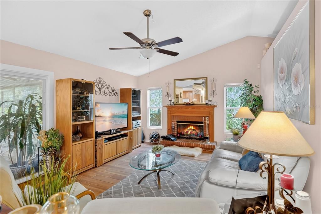 For Sale: $400,000 (3 beds, 2 baths, 1647 Square Feet)