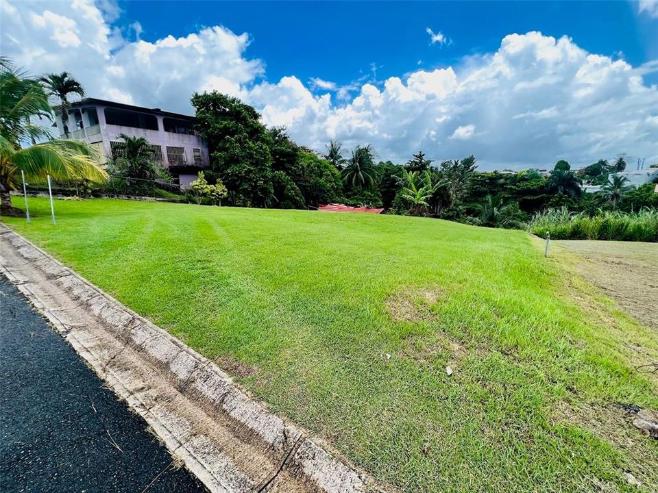 На продажу: $165,000 (0.55 acres)