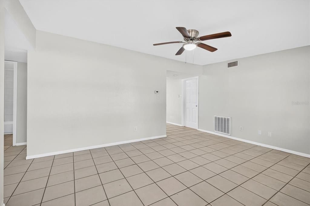 待售: $190,000 (2 贝兹, 1 浴室, 768 平方英尺)