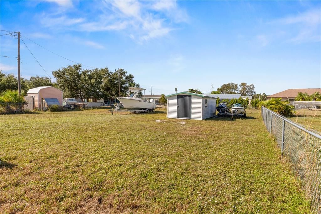 For Sale: $210,000 (2 beds, 1 baths, 869 Square Feet)