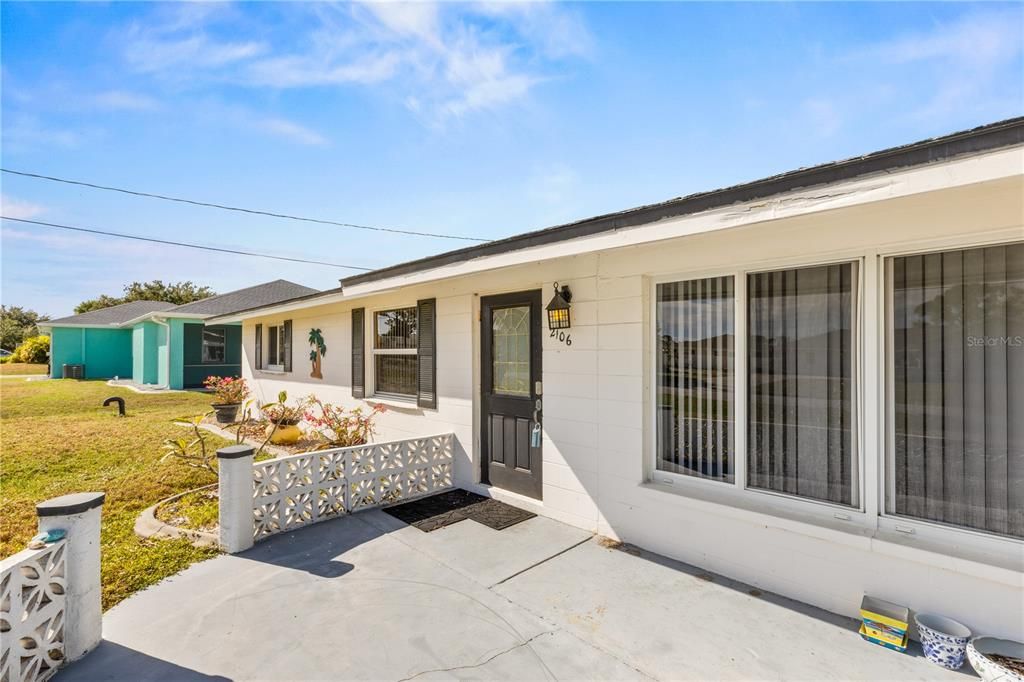 For Sale: $210,000 (2 beds, 1 baths, 869 Square Feet)