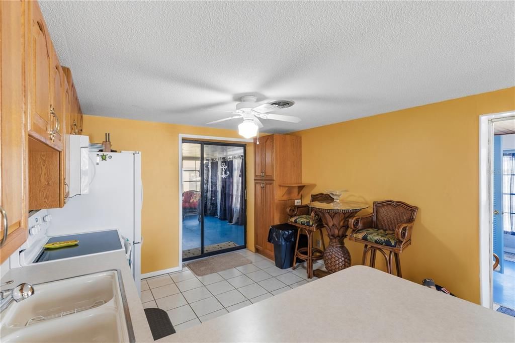 For Sale: $210,000 (2 beds, 1 baths, 869 Square Feet)