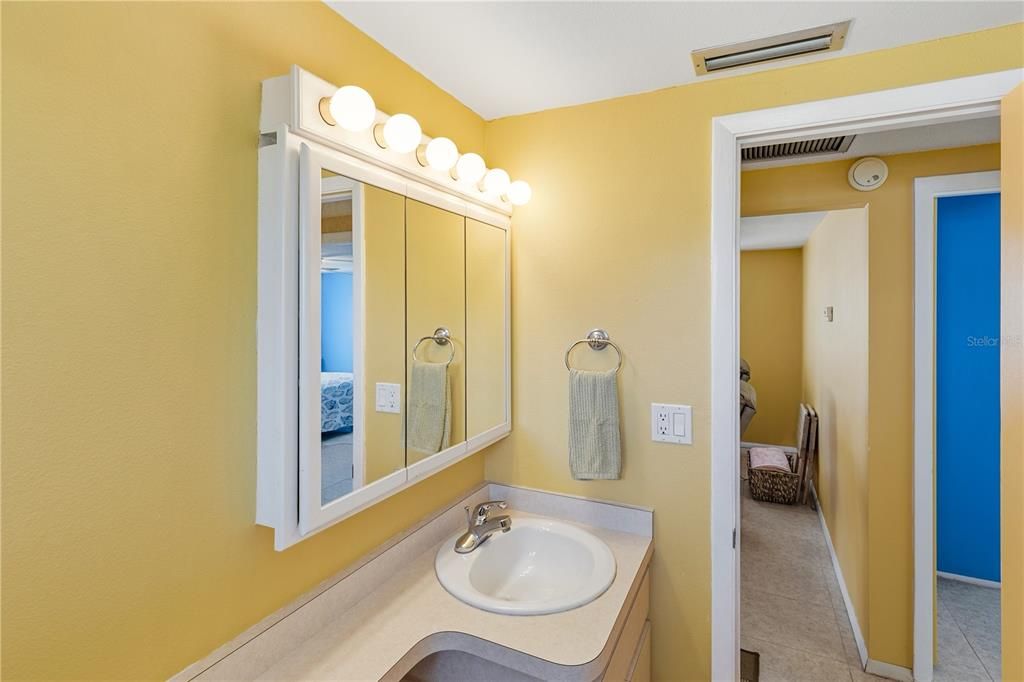 For Sale: $210,000 (2 beds, 1 baths, 869 Square Feet)