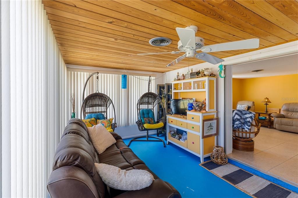 For Sale: $210,000 (2 beds, 1 baths, 869 Square Feet)