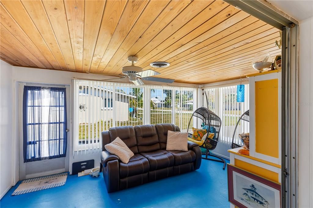 For Sale: $210,000 (2 beds, 1 baths, 869 Square Feet)