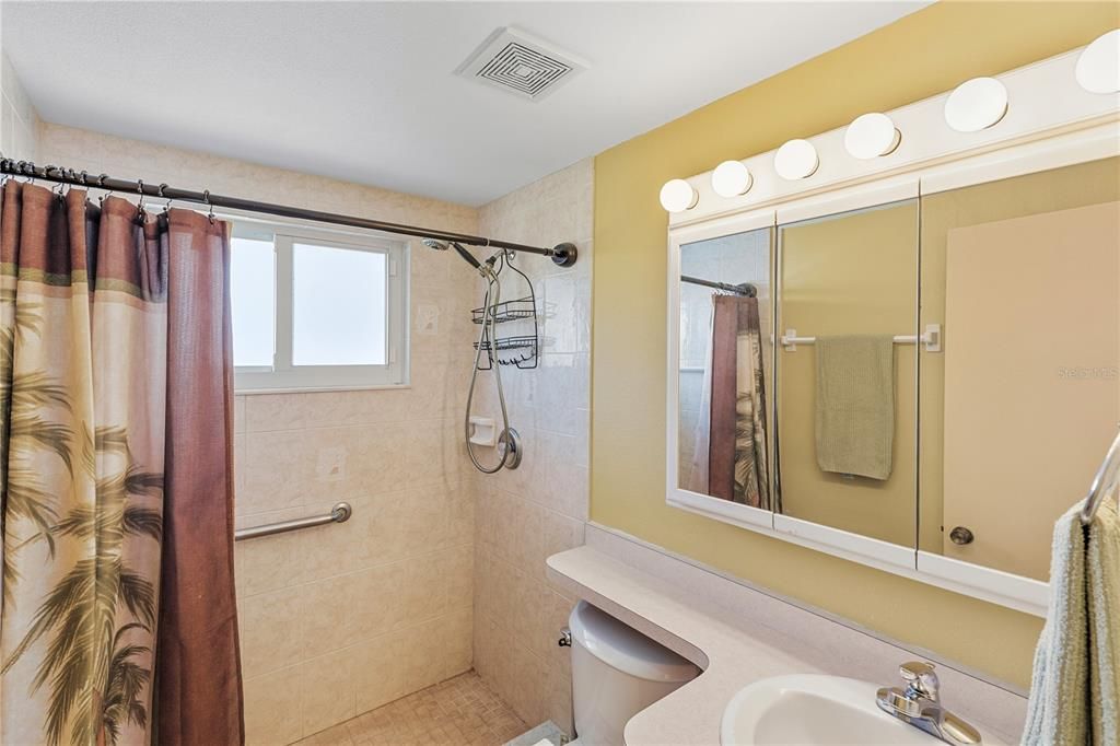 For Sale: $210,000 (2 beds, 1 baths, 869 Square Feet)