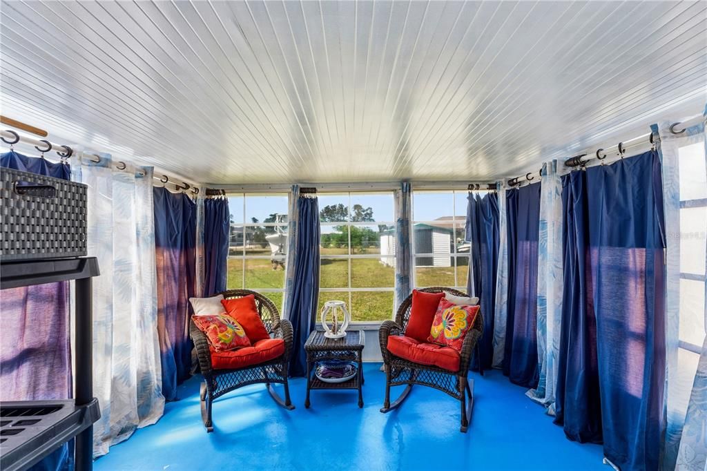 For Sale: $210,000 (2 beds, 1 baths, 869 Square Feet)