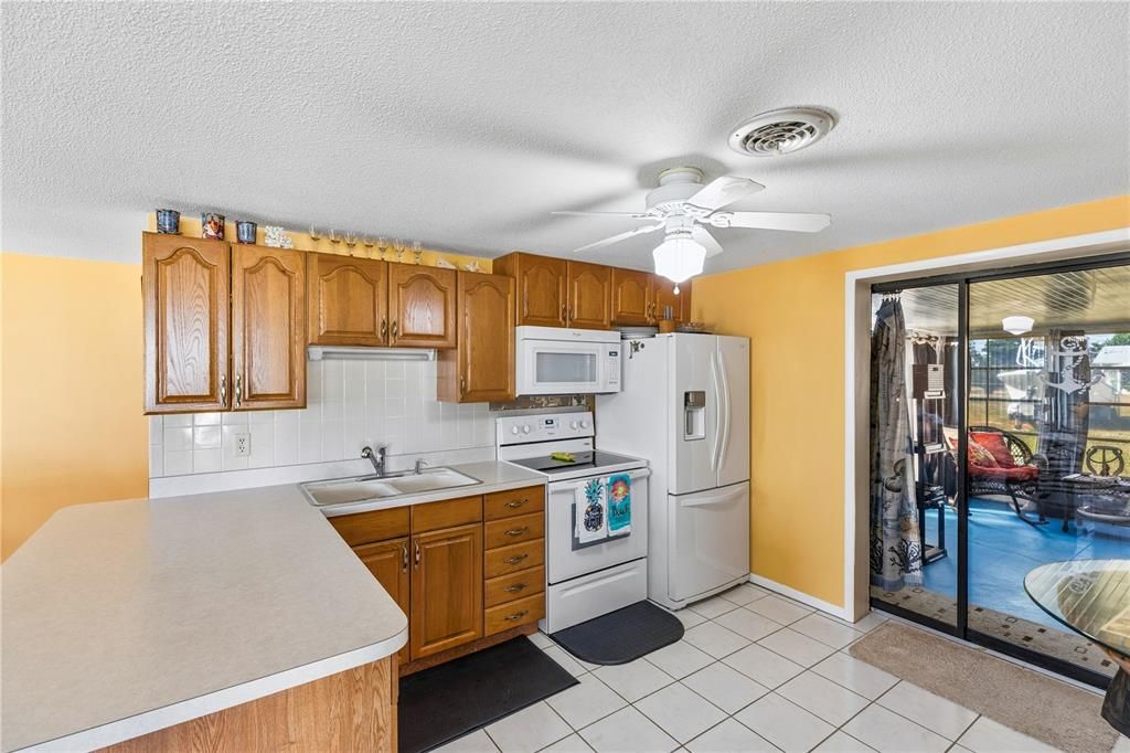 For Sale: $210,000 (2 beds, 1 baths, 869 Square Feet)