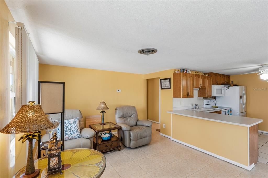 For Sale: $210,000 (2 beds, 1 baths, 869 Square Feet)