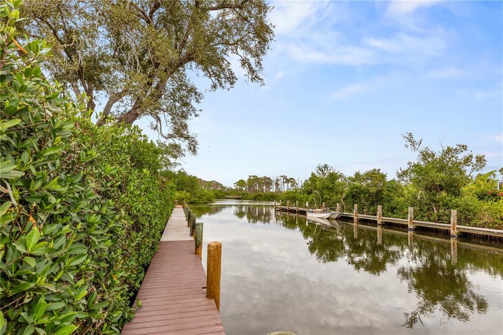 For Sale: $210,000 (2 beds, 1 baths, 869 Square Feet)