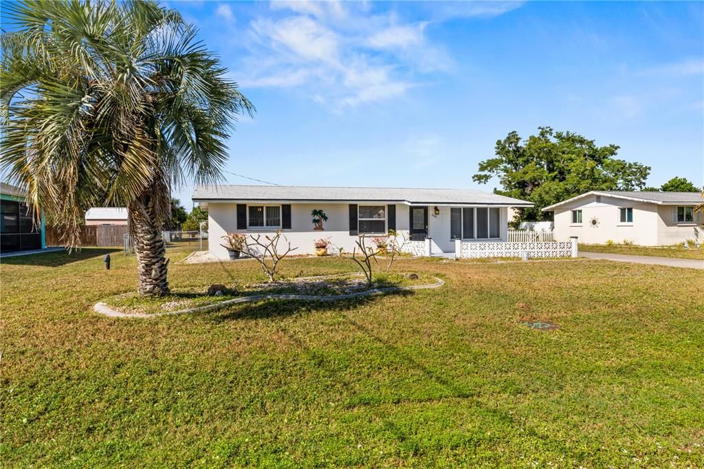 For Sale: $210,000 (2 beds, 1 baths, 869 Square Feet)