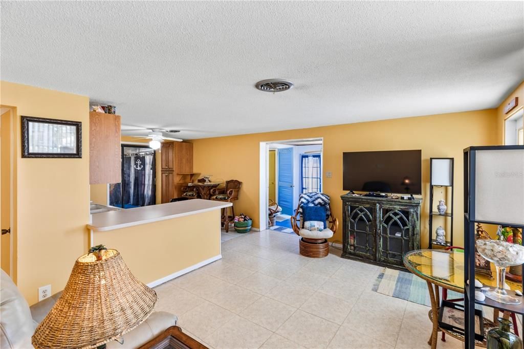 For Sale: $210,000 (2 beds, 1 baths, 869 Square Feet)