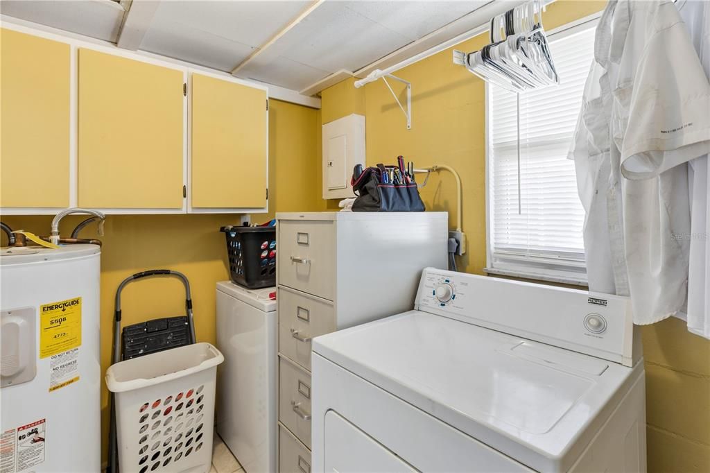 For Sale: $210,000 (2 beds, 1 baths, 869 Square Feet)