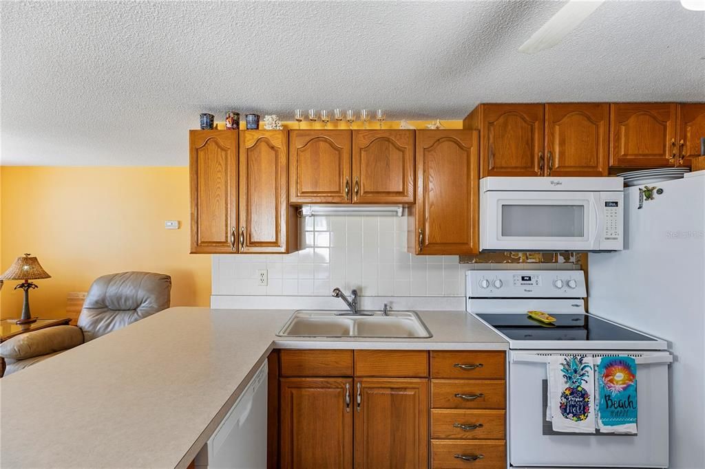 For Sale: $210,000 (2 beds, 1 baths, 869 Square Feet)