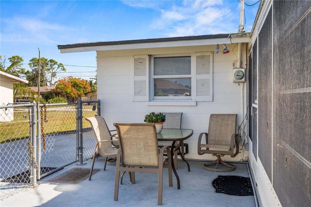 For Sale: $210,000 (2 beds, 1 baths, 869 Square Feet)