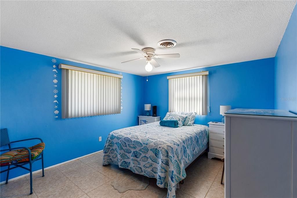 For Sale: $210,000 (2 beds, 1 baths, 869 Square Feet)