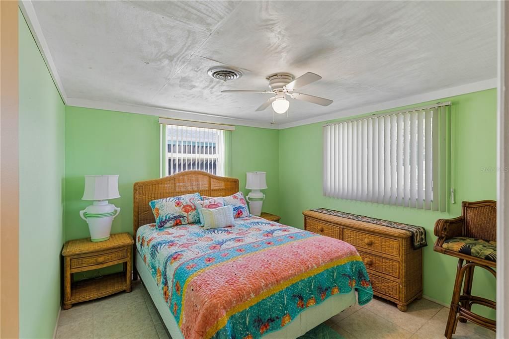 For Sale: $210,000 (2 beds, 1 baths, 869 Square Feet)