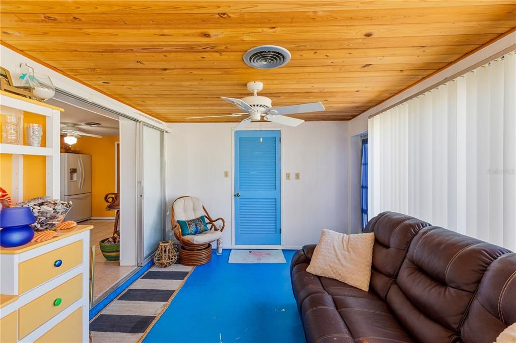 For Sale: $210,000 (2 beds, 1 baths, 869 Square Feet)