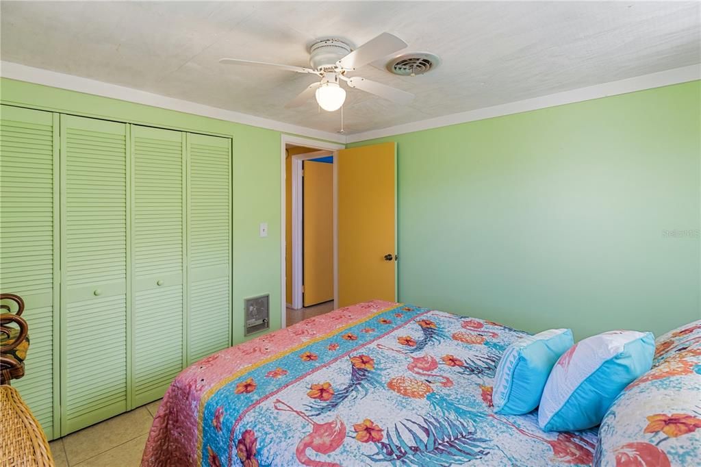 For Sale: $210,000 (2 beds, 1 baths, 869 Square Feet)