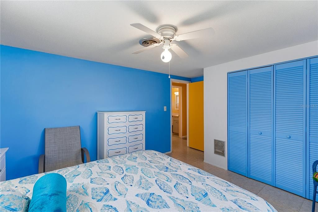 For Sale: $210,000 (2 beds, 1 baths, 869 Square Feet)