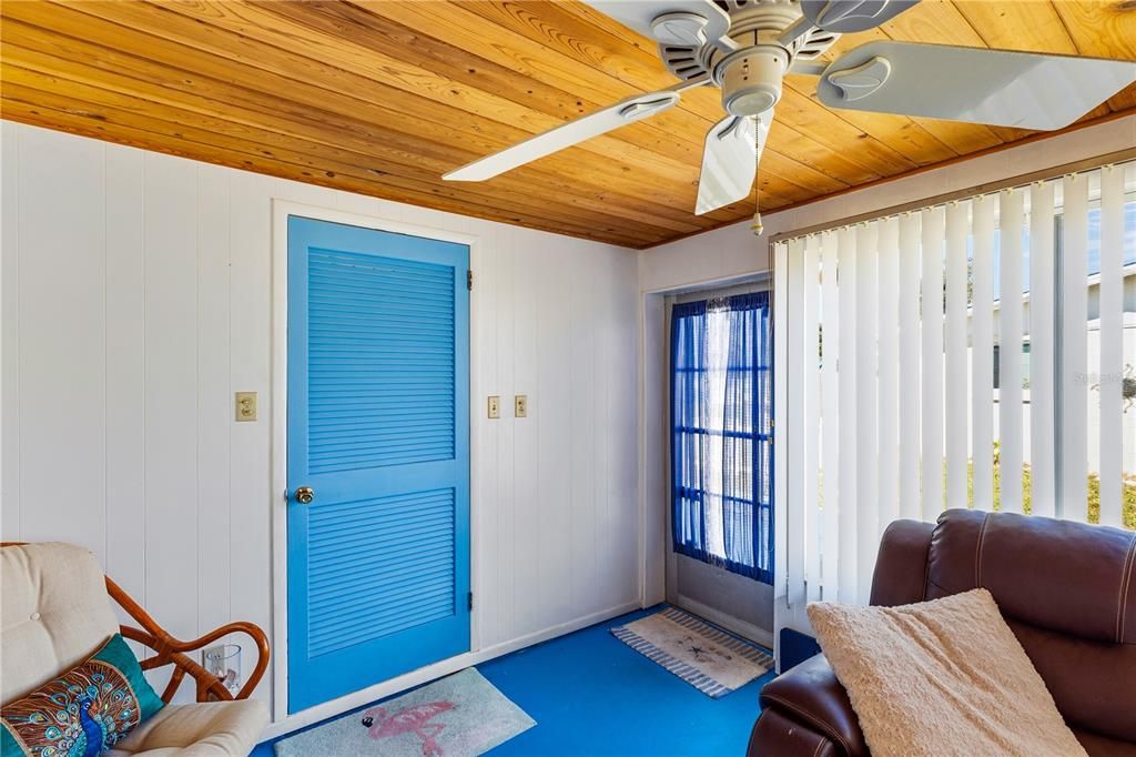 For Sale: $210,000 (2 beds, 1 baths, 869 Square Feet)