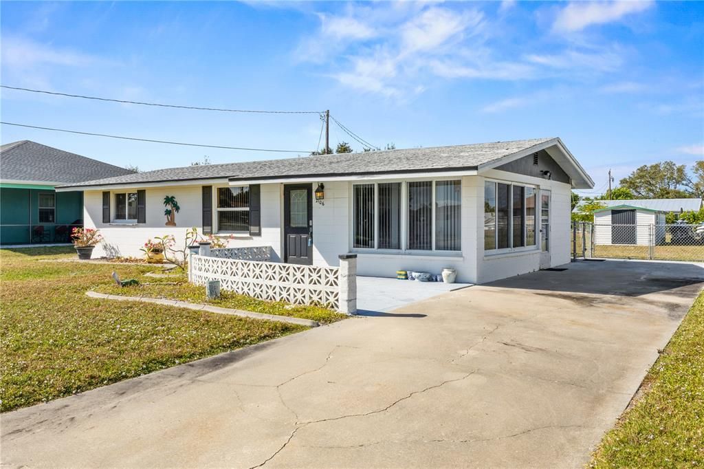 For Sale: $210,000 (2 beds, 1 baths, 869 Square Feet)