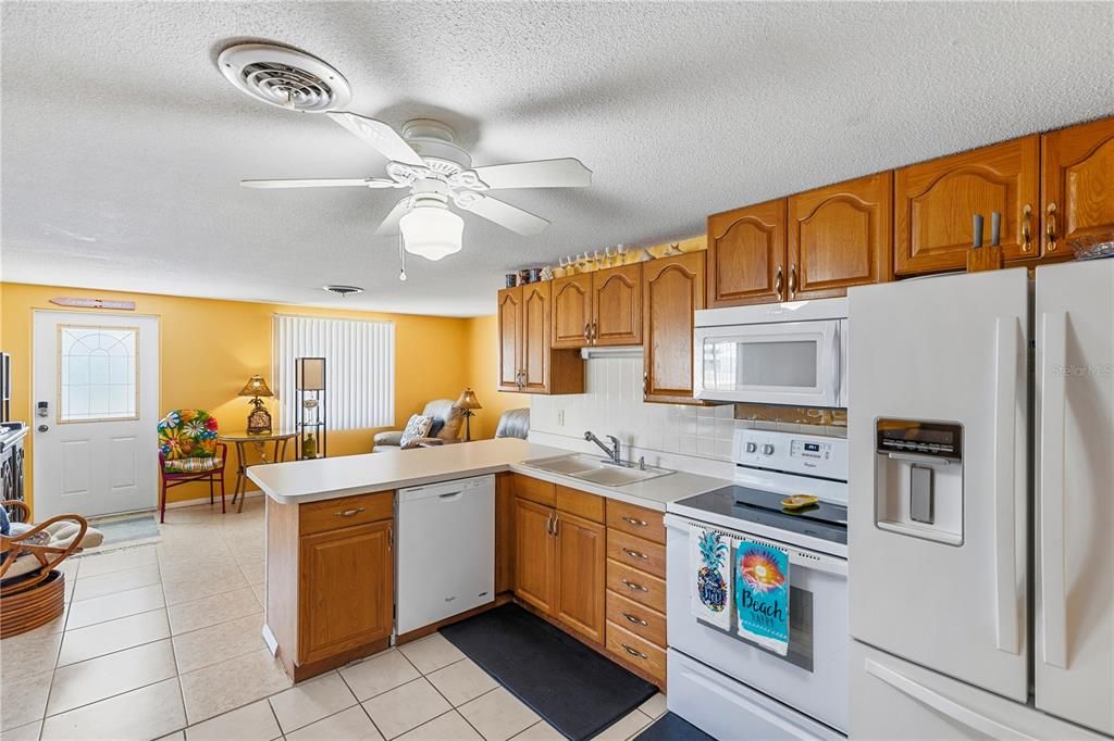 For Sale: $210,000 (2 beds, 1 baths, 869 Square Feet)